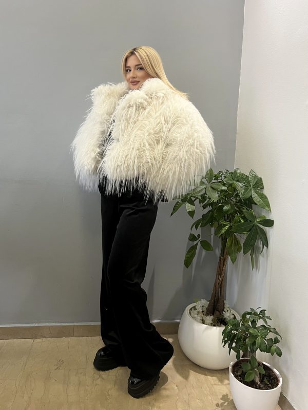Myrya white fur